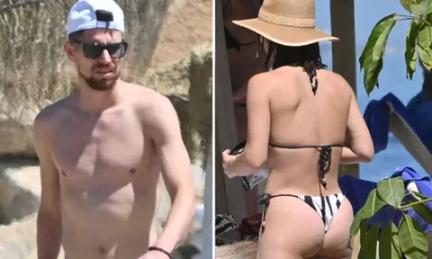 Jorginho âu yếm bên bạn gái sexy