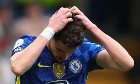 Jorginho đi theo vết xe đổ Bruno Fernandes; Đội trưởng thay giày giữa trận