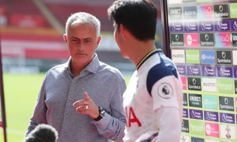 Son Heung-min đang phỏng vấn, Mourinho chen vào nói đúng 1 câu rồi rời đi