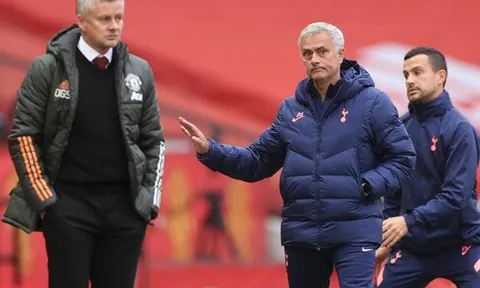 SỐC! Martial nhận thẻ đỏ quá 'non', Mourinho liền chế nhạo Man Utd