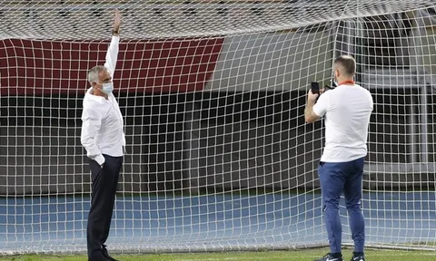 Tottenham thắng trận, Mourinho lại 'gây bão' với một hình ảnh