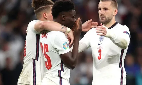 Jose Mourinho thắc mắc Luke Shaw ở đâu trong loạt đá luân lưu