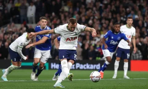 Tottenham phả hơi nóng vào gáy Arsenal