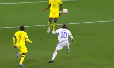 Kante phạm 2 lỗi dẫn tới bàn thua của Chelsea