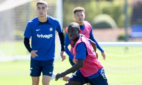 Kante ngơ ngác, tân binh đắt giá cật lực trên sân tập Chelsea