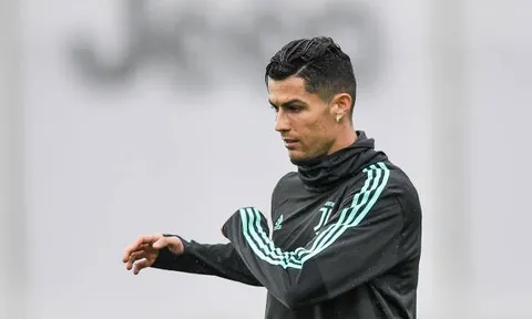 'Kẹp cổ' đồng đội, Ronaldo vui đùa dưới cơn mưa tầm tã