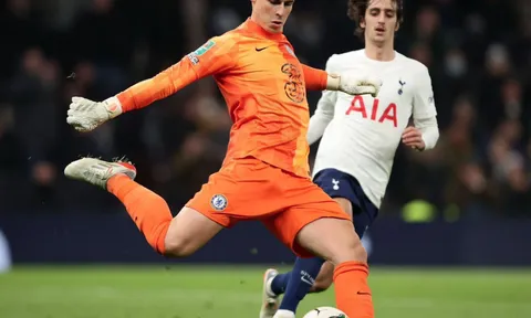Kepa bỏ khung thành để bẫy việt vị Kane