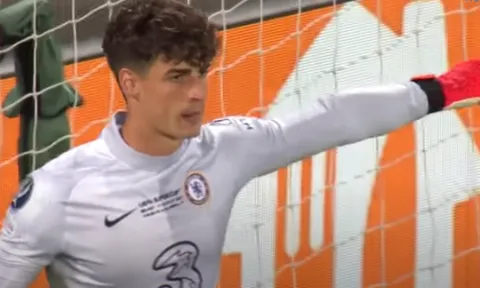 "Kepa đã học theo chiêu thức của Van der Sar"