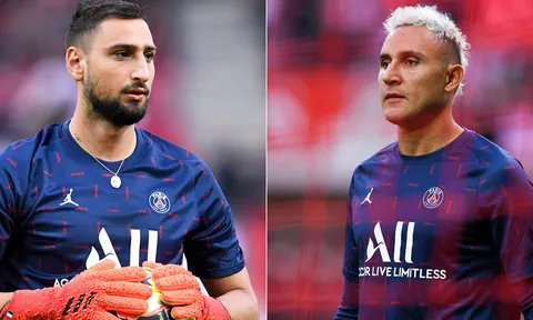 Keylor Navas nhận 'cái tát' từ Donnarumma