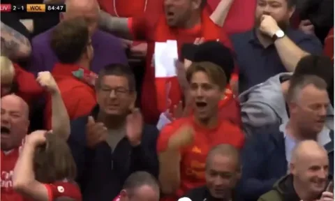 Khán giả sân Anfiled ăn mừng hụt vì tin giả Aston Villa cầm hòa Man City