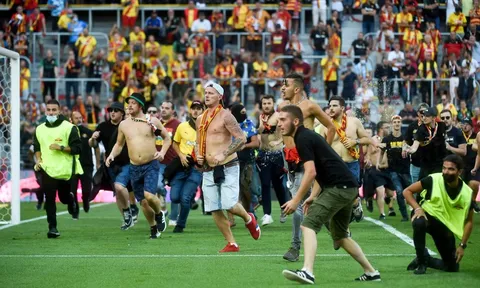 Khán giả tràn xuống sân gây bạo loạn khủng khiếp ở Ligue 1
