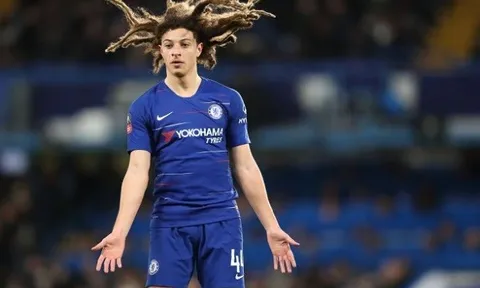 Khoảnh khắc sao trẻ Chelsea khiến Solskjaer tức điên ngoài đường biên