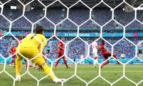 'Khoảnh khắc tàn nhẫn với người thay Granit Xhaka'