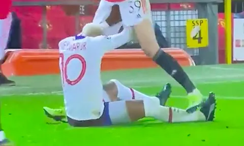 Không chỉ Fred húc đầu, cầu thủ M.U còn có hành động khác gây choáng trước PSG