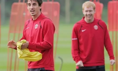 Không đồng tình với Neville, Scholes tự chọn hàng công bá nhất của Man Utd