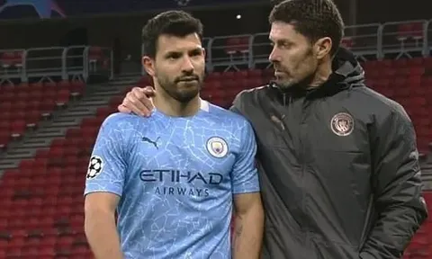 Không được đồng đội chuyền bóng, Aguero giận dỗi ra mặt