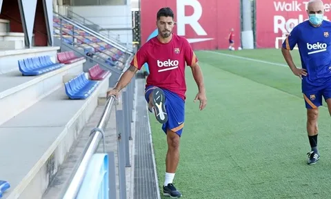 Không Messi, Suarez "thui thủi" một mình trong buổi tập của Barca