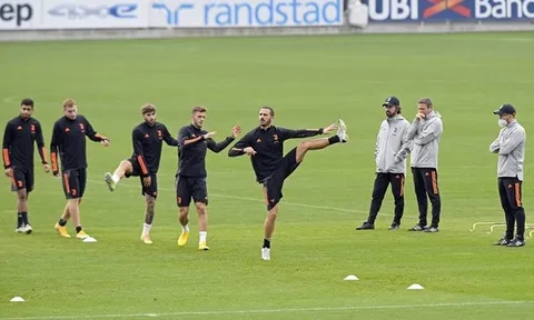 Không Ronaldo, dàn sao Juve căng thẳng trước trận mở màn Champions League