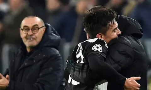 Dybala chào kiểu 'nhà binh' với ai sau khi lập siêu phẩm?