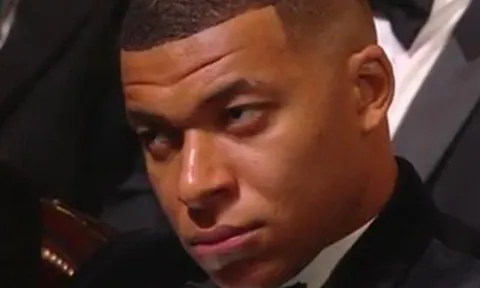 Khuôn mặt cau có của Mbappe