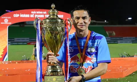 Kiatisuk: 'HAGL chưa làm gì lớn lao dù nâng cúp'