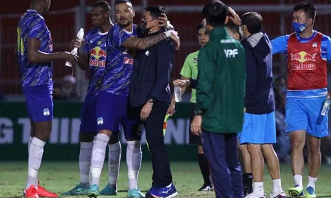 Kiatisuk nói gì khi HAGL chịu 2 quả phạt đền