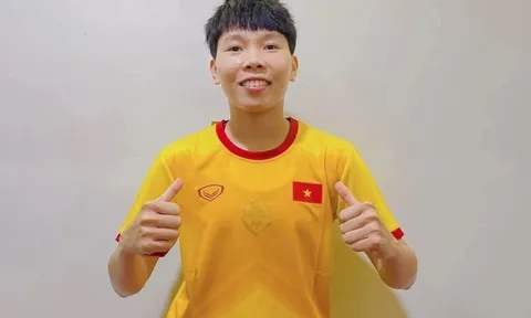 Thủ môn Kim Thanh của tuyển nữ Việt Nam bên ngoài sân cỏ