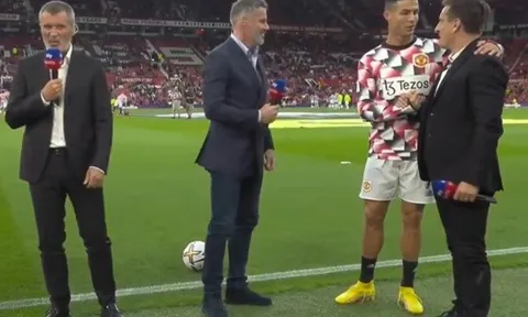 Ferdinand 'xát muối' vào nỗi xấu hổ của Carragher