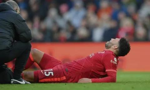 Klopp cập nhật tình hình chấn thương Chamberlain sau trận Brentford