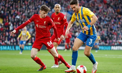 Klopp khuyến khích hậu vệ trẻ của Liverpool chơi tấn công