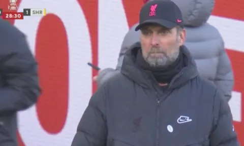 Klopp thất thần khi Liverpool bị đội bóng hạng 3 sút tung lưới