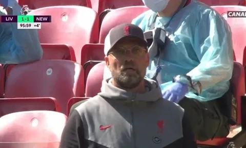 Klopp thất thần nhìn Liverpool thủng lưới liên tiếp phút bù giờ