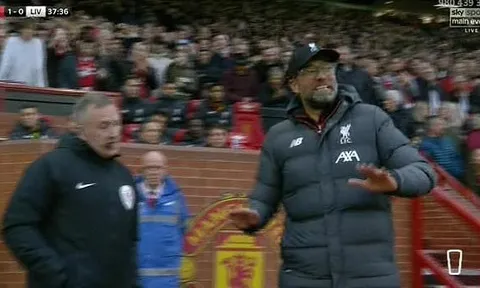 Klopp "tức hộc máu", la hét ngoài đường pitch khi Rashford ghi bàn tranh cãi