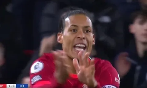 Klopp và Van Dijk sôi máu với trọng tài