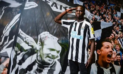 Newcastle đánh bại Barcelona, ký hợp đồng với "tia chớp Australia"