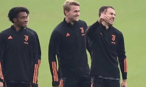 'Lá chắn thép' của Juventus phục hồi chấn thương, rạng rỡ trên sân tập