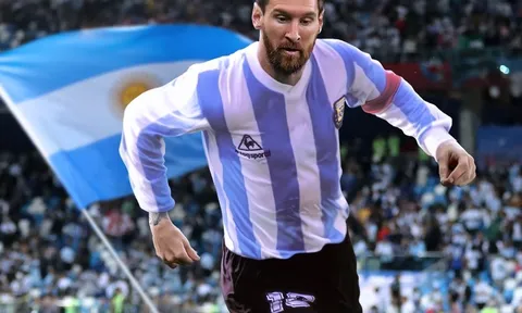 Lạ mắt với hình ảnh Messi, Ronaldo mặc áo tuyển trùng năm sinh