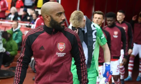 Lacazette trả đũa sao Brentford