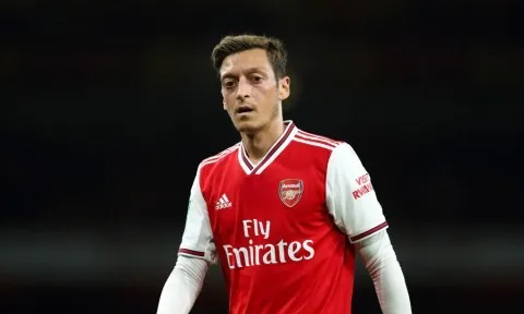 Lại bị Emery loại khỏi đội hình, Ozil phá vỡ im lặng