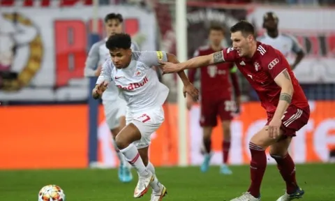 Làm khổ Bayern, mục tiêu của Chelsea và Liverpool được khen ngợi hết lời