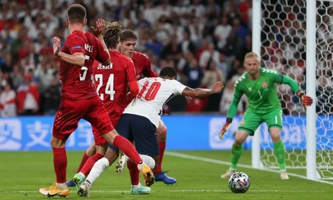 Làng túc cầu đang dậy sóng vì quả penalty của Raheem Sterling