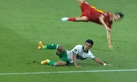 Lạnh gáy khi Tuấn Anh bị cầu thủ Indonesia triệt hạ, đá thô bạo