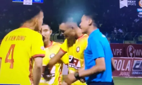 Trọng tài "bẻ còi" trên sân Thanh Hóa