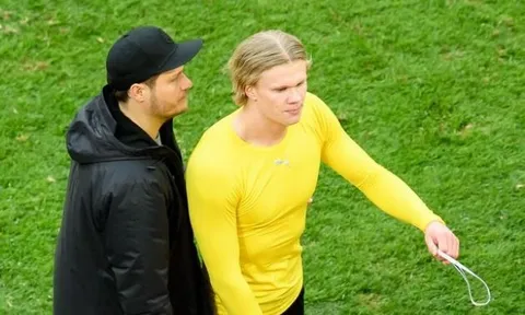Lập cú đúp nhưng Dortmund không thắng, Haaland giận dữ vứt áo đi vào đường hầm