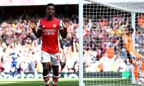 Lập cú đúp, sao Arsenal sánh ngang huyền thoại
