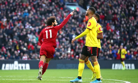 Lập cú đúp siêu phẩm bằng chân phải, Salah giúp Liverpool cán cột mốc 49 trận bất bại