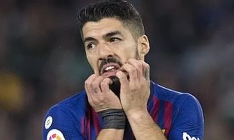 Lộ video Suarez gian lận, chép phao hăng say rồi đội nón chụp ảnh