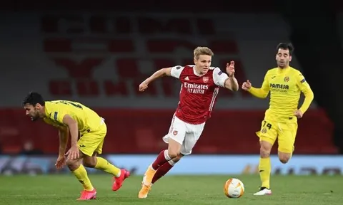Lee Dixon chỉ trích sao Arsenal: "Tại sao cậu ấy lại đi bộ?"