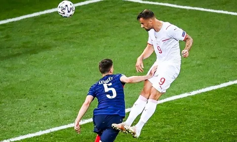Lenglet gây bão sau khi chạm vùng kín đối thủ trên sân