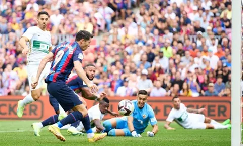Lewandowski nổ cú đúp, Barca trút giận trên sân nhà